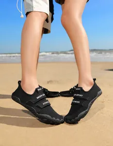 Detalle de zapatos de playa de malla negra con doble velcro en exteriores soleados