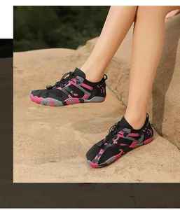 Chaussures d'eau d'extérieur avec semelles antidérapantes portées sur des rochers