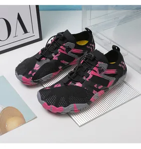 Détail de chaussures pieds nus avec mesh respirant et système de laçage élastique rapide