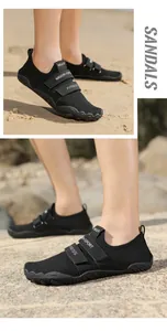 Detalle de sandalias negras de exterior con correas de velcro ajustables y protección frontal
