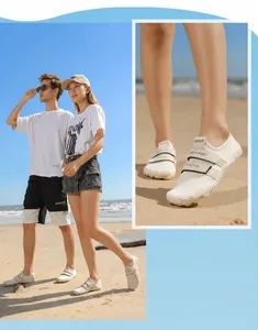Detalle de zapatos de agua en malla blanca con correas de velcro para playa y deporte