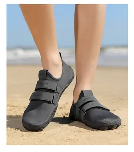 Primer plano de zapatos de playa antideslizantes con correas de velcro sobre arena