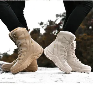 Detail van hoge sneeuwlaarzen met dikke imitatiebontvoering en antislip rubberen zolen