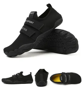Detalle de zapatos de agua negros con correas de velcro y suela de caucho antideslizante