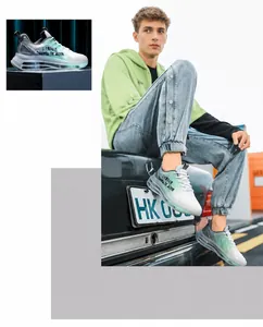 Detalle de zapatillas gruesas para hombre con cámara de aire doble y degradado verde moderno