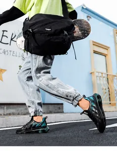 Foto street style de zapatillas negras con detalles en verde azulado y bolso bandolera