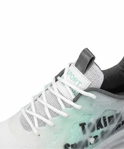 Detalle de zapatilla de malla blanca con paneles verde menta y logotipo SPORT en la lengüeta