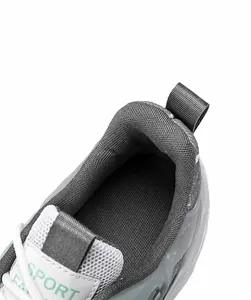 Detalle del forro de malla transpirable y el interior suave de las zapatillas para hombre