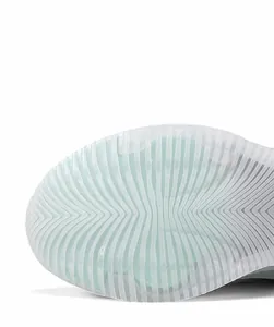 Primer plano de la suela de goma antideslizante verde menta para zapatillas de hombre