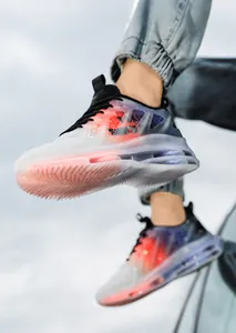 Detalle de zapatillas deportivas degradadas multicapa con suelas gruesas para hombre