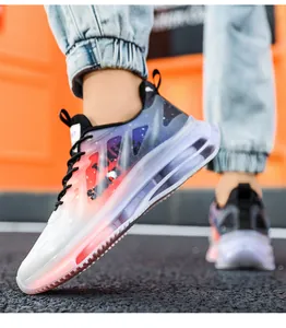 Vista macro de zapatillas de correr degradadas con cámaras de aire transparentes