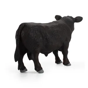 Realistische Black Angus Bullenfigur mit feiner Fellstruktur und muskulösem Körperbau