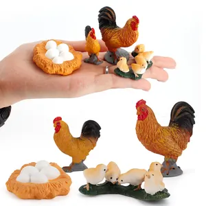 Miniatuur levenscyclusset van realistische kippenmodellen in de handpalm voor de schaalmaat