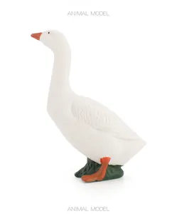 Détail macro du modèle d'oie blanche montrant les plumes texturées et le bec orange vif