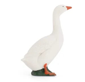 Vue détaillée de la figurine d'oie blanche avec bec orange et plumes texturées