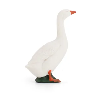 Figurine réaliste d'oie blanche avec bec orange et plumes texturées détaillées