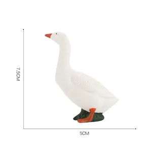 Figurine d'oie blanche réaliste avec bec orange et base verte pour décor miniature