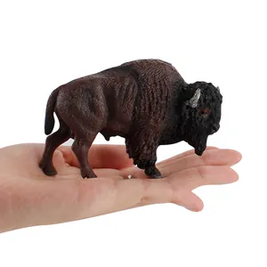 Figurine réaliste de bison d'Amérique avec texture de poils détaillée en main