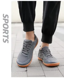 Makroaufnahme grauer Mesh-Sneaker mit strapazierfähiger Gummisohle in Karamell