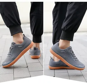 Detail von grauen Barfußschuhen mit atmungsaktivem Mesh-Gewebe und flacher Gummisohle