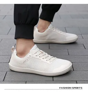 Nahaufnahme des atmungsaktiven Mesh-Obermaterials und der Schnürsenkel der Barfußschuhe