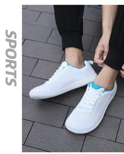 Detail von weißen Barfußschuhen am Fuß mit atmungsaktivem Mesh und flexibler Gummisohle