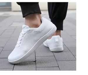 Outdoor-Ansicht der atmungsaktiven weißen Barfußschuhe mit lila Sporttext-Verzierung