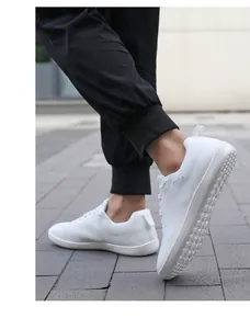 Detailansicht weißer Barfußschuhe mit lila SPORT IS Aufschrift und rutschfester Sohle