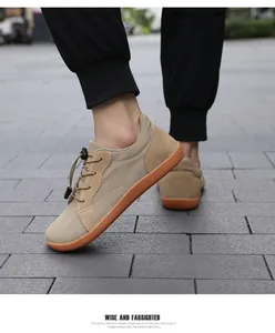 Nahaufnahme der khakifarbenen Barfußschuhe mit Mesh-Gewebe und oranger Gummisohle