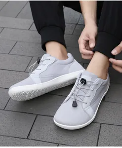 Tragefoto der hellgrauen atmungsaktiven Barfußschuhe mit elastischem Schnürsystem