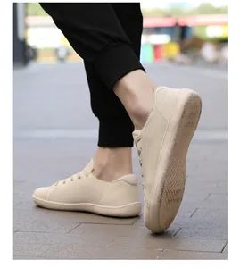 Toma callejera de zapatos descalzos beige que muestra tejido de punto y suelas antideslizantes