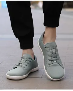 Detalle de zapatos de yoga de punto gris verde con una suela blanca ligera