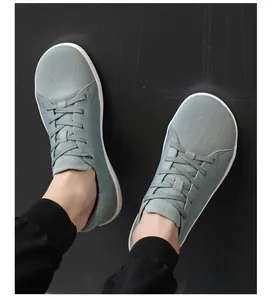 Vista superior vertical de zapatillas de yoga gris claro con malla de punto transpirable