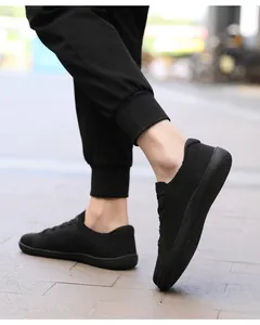 Primer plano de zapatos barefoot de malla negra transpirable en un modelo al aire libre