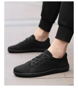 Detalle de zapatillas barefoot negras transpirables para fitness y deportes al aire libre