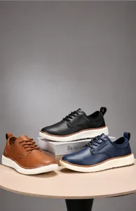Τρία ζευγάρια κομψά casual ανδρικά παπούτσια oxford σε καφέ, μαύρο και ναυτικό μπλε