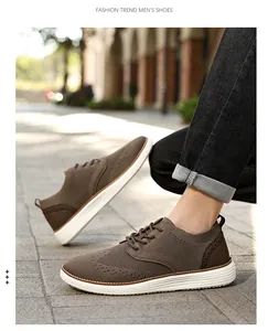 Nahaufnahme brauner Strick-Freizeitschuhe mit Brogue-Muster und weißer Gummisohle