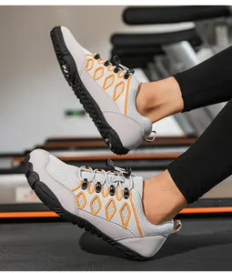 Detalle del sistema de cordones rápidos y malla transpirable en zapatillas outdoor