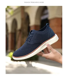 Details von dunkelblauem Fly-Knit-Gewebe mit Brogue-Lochmuster für Atmungsaktivität
