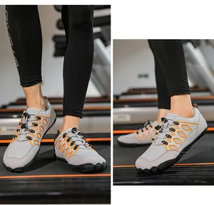 Detalle de zapatillas grises con tiradores naranjas y cordones rápidos en cinta de correr