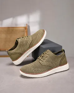 Detailansicht der khakifarbenen Strick-Oxford-Schuhe mit Mesh und weißer Sohle