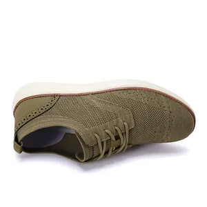 Detailansicht der armeegrünen Strick-Oxfordschuhe mit Brogue-Muster und weißer dicker Sohle