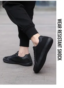 Detalle de calzado barefoot negro para hombre con malla transpirable y suela amortiguada