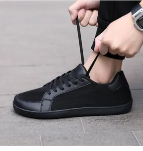 Primer plano de los cordones de zapatos barefoot negros transpirables para hombre afuera