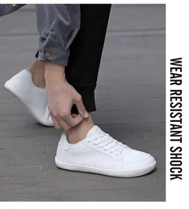Foto exterior de zapatillas blancas transpirables mostrando la malla y suela de goma plana