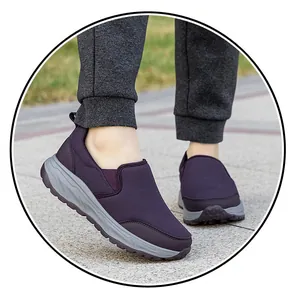 Detail van donkerpaarse slip-on wandelschoenen voor senioren met ademend mesh bovenwerk