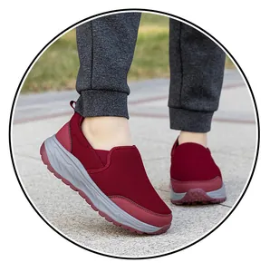 Loopweergave van donkerrode ademende mesh slip-on sneakers voor dames met grijze dempingzolen