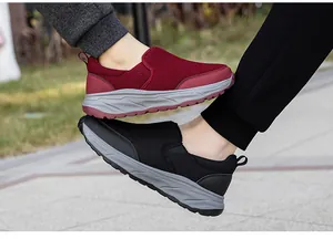 Detail van instapschoenen voor senioren in rood en zwart met ademend mesh materiaal