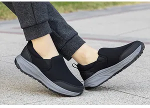 Close-up van ademende zwarte mesh wandelschoenen met dikke grijze antislip rubberen zolen