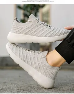 Gros plan de baskets en maille beige respirante avec semelle épaisse amortissante
